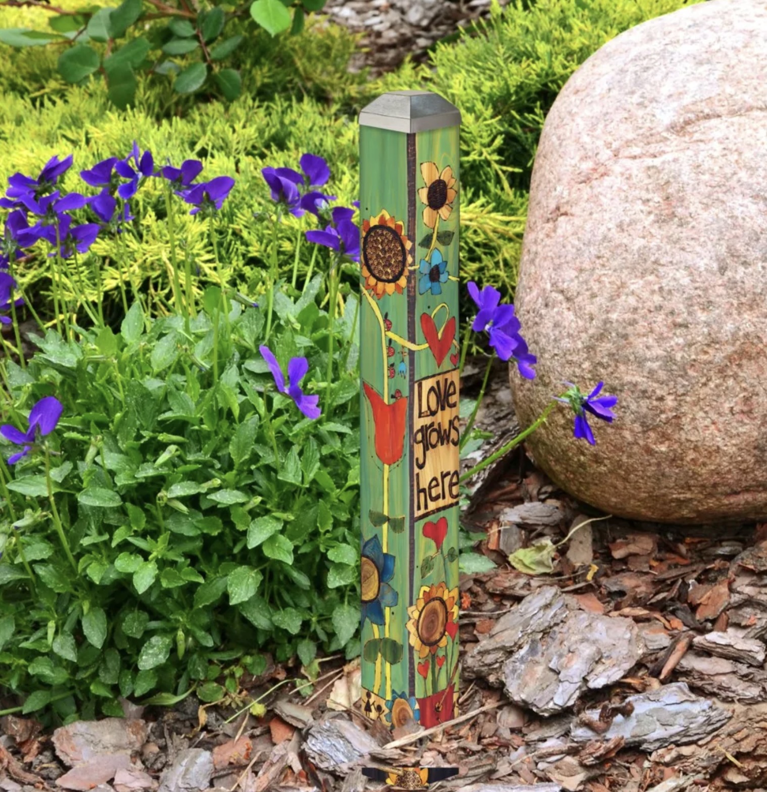 ART POLE, 16" LOVE GROWS HERE